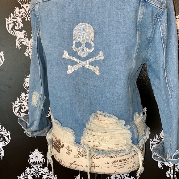 🍀 NWT! Super Distressed Bling Skull Jean Jacket! - Picture 5 of 14
